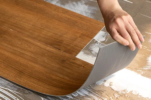 Person verlegt Vinylboden